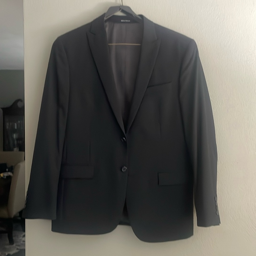 Egara
Slim Fit 3-Piece Suit